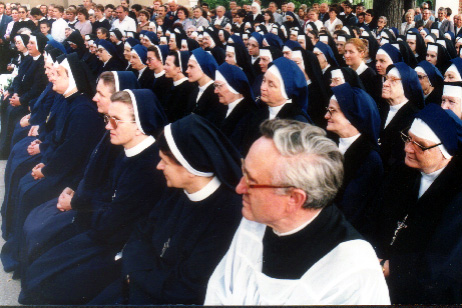 Siostry Służebniczki podczas uroczystości odpustowych w Górce Duchownej w 1996 r.